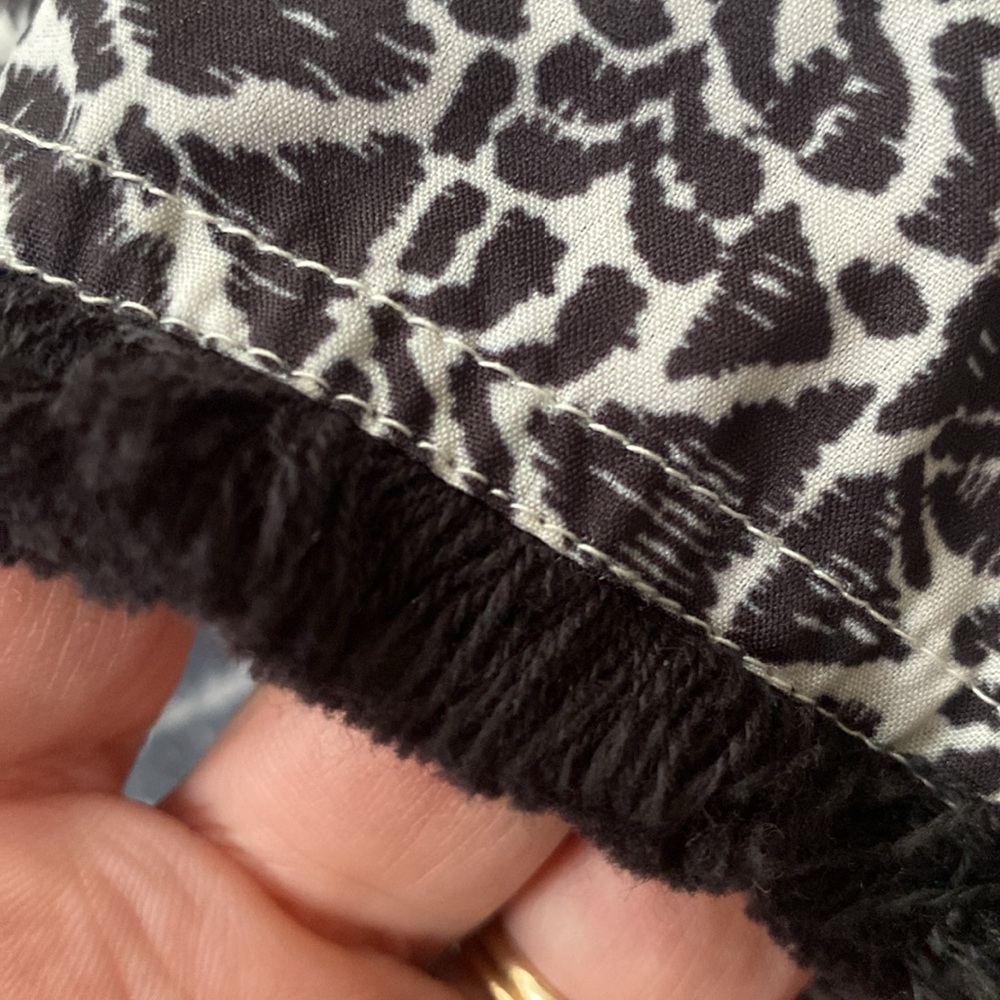 NWT THML Black and White Flutter Sleeve Print Top Blouse size L - Picture 8 of 11